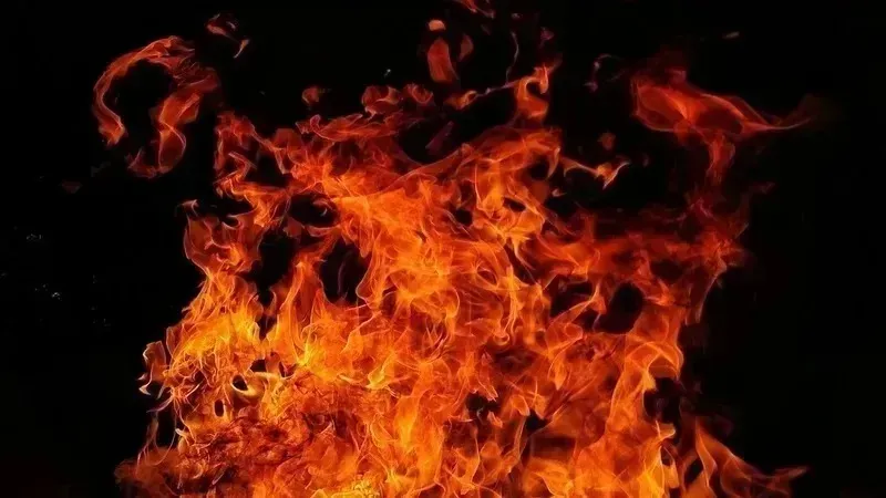 Частный дом загорелся в горах Алматы
